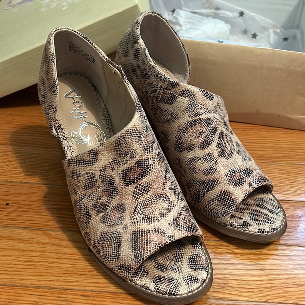 Very G leopard wedge